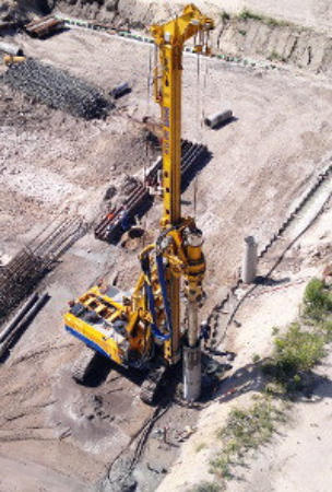 Drehbohranlage Bauer BG 15 H beim Einsatz am Schlossplatz, Berlin 2012; Herstellung einer tangierenden Bohrpfahlwand für das neue Stadtschloss