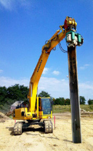 Bagger mit Rammaufsatz beim Rammen einer Spundbohle